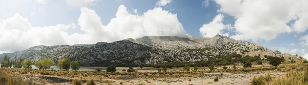 Paysage avec montagnes et nuages — Photo