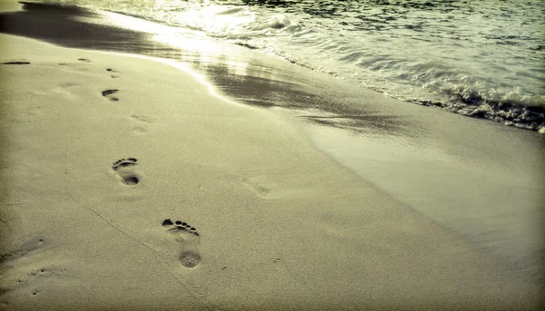 Voetstappen in het zand — Stockfoto