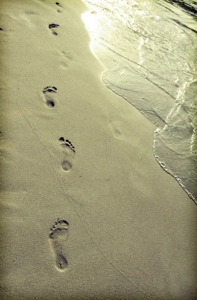 Voetstappen in het zand — Stockfoto