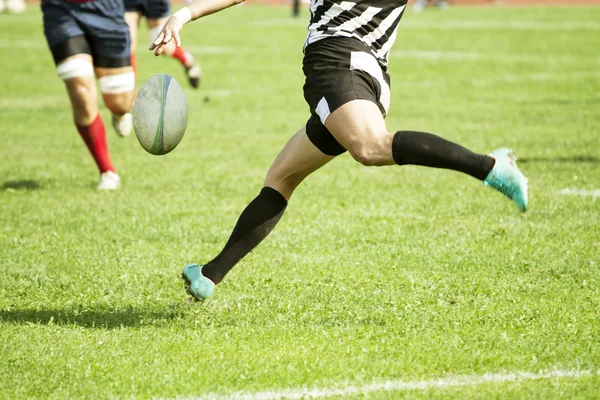 Gracz rugby, kopiąc piłkę — Zdjęcie stockowe