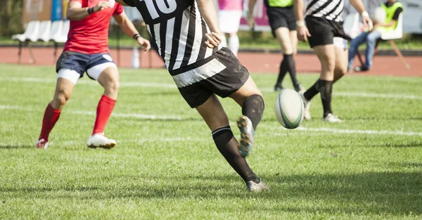Jogador de rugby chutando a bola — Fotografia de Stock