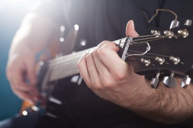 Gitarist stagelight sahnede