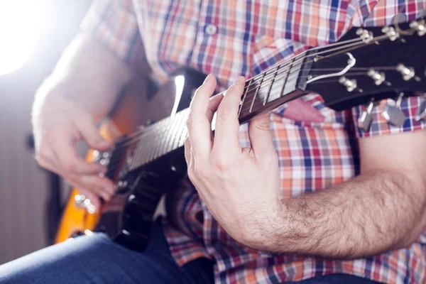 Guitarrista en el escenario a la luz del escenario — Foto de Stock