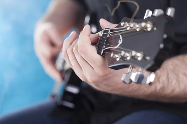 Guitarrista em palco na encenação — Fotografia de Stock