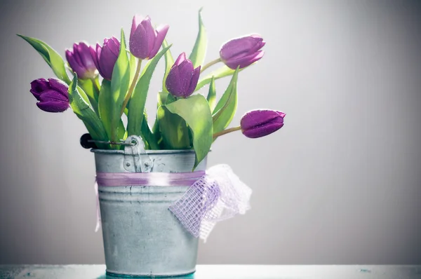 Tulipanes rosados en cubo retro — Foto de Stock