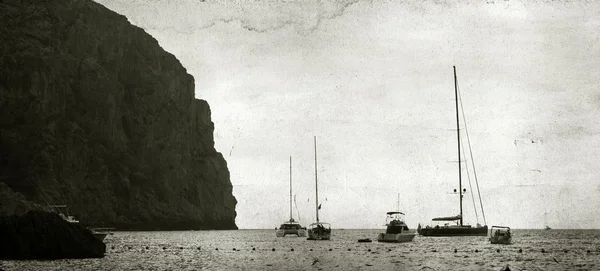 Boats near to the rocks — Stock Photo, Image