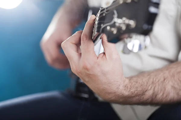 Guitarist playing guitar on stage — Stock Photo, Image