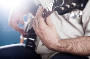 Gitarist sahnede gitar çalıyor.