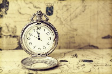 Cep saati antika harita üzerinde