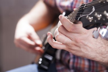 Gitarist sahnede gitar çalıyor.