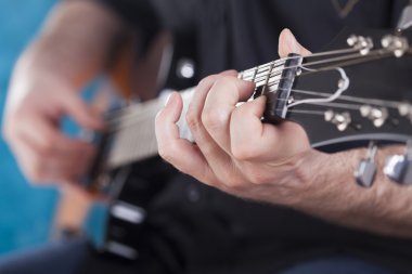 Gitarist sahnede gitar çalıyor.