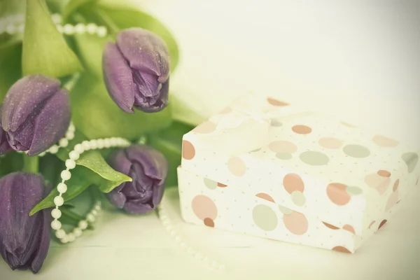 Tulipanes morados y caja regalo — Foto de Stock