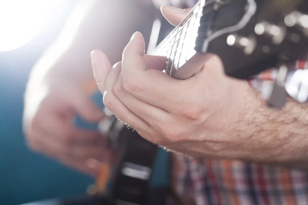 Гітарист грає на гітарі на сцені — стокове фото