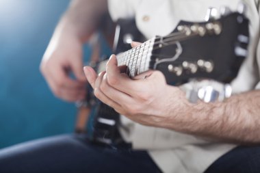 Gitar çalan gitarist