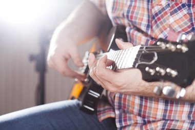 Gitar çalan gitarist