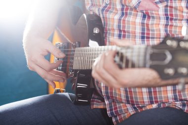 Gitar çalan gitarist
