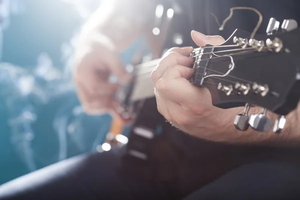 Guitarist playing guitar — Stock Photo, Image