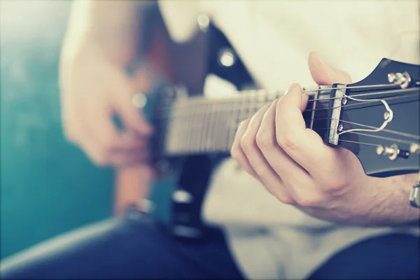 Guitarrista tocando la guitarra — Foto de Stock