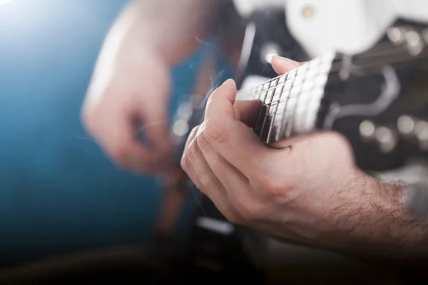 Guitarist playing guitar — Stock Photo, Image