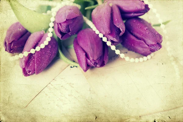 爱的信件和紫色的郁金香 — 图库照片