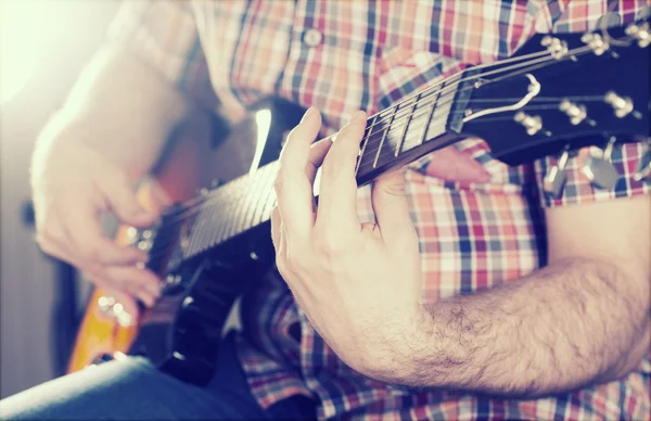 Guitarist playing guitar — Stock Photo, Image