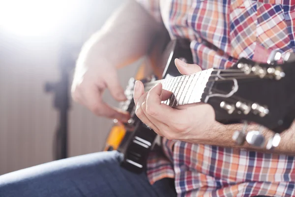 Guitarrista tocando guitarra — Fotografia de Stock