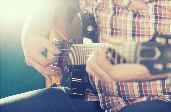 Guitarist playing guitar — Stock Photo, Image