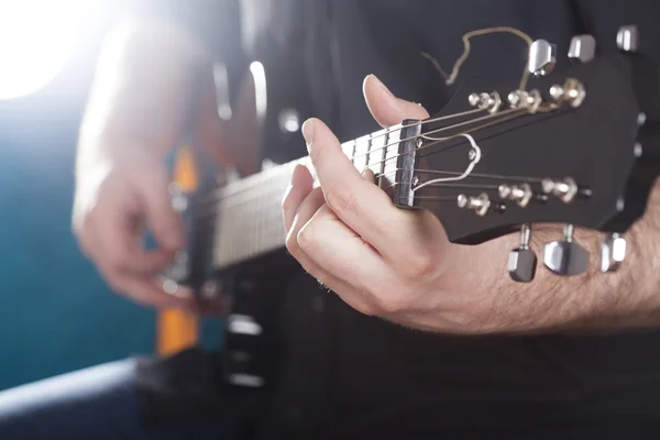 Gitarrist spelar gitarr — Stockfoto