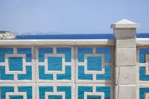 Met het oog op de zee vanaf het balkon — Stockfoto