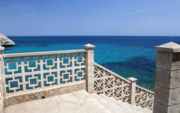 Met het oog op de zee vanaf het balkon — Stockfoto