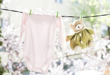clothesline üzerinde asılı bebek giysileri