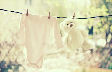 clothesline üzerinde asılı bebek giysileri