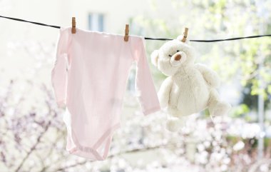 clothesline üzerinde asılı bebek giysileri
