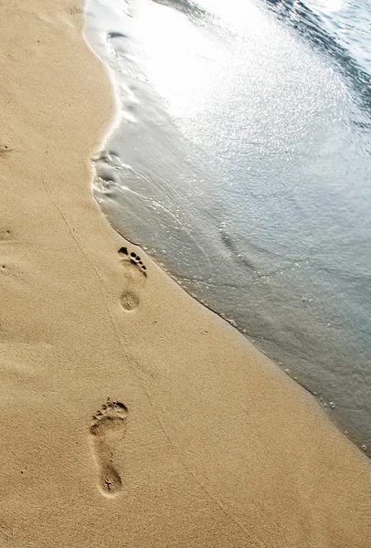 Voetstappen in het zand — Stockfoto