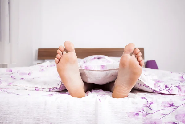 カップルの寝ている側の足 — ストック写真