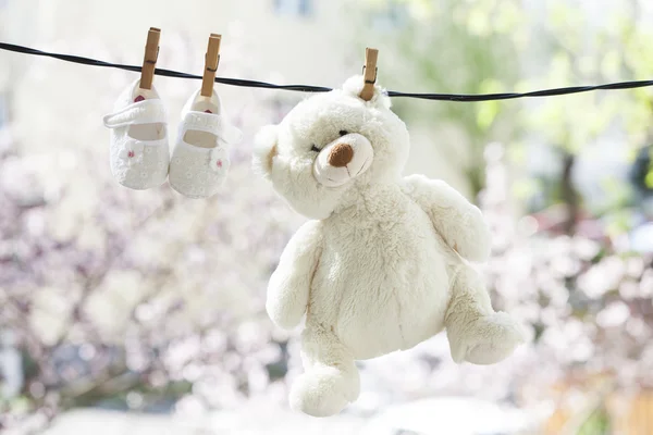 Vestiti per bambini appesi alla clothesline — Foto Stock