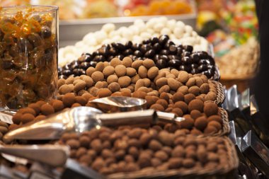 Piyasada çeşitli gurme truffles