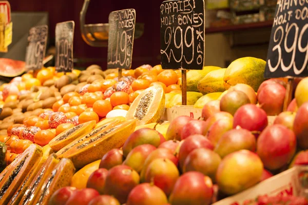 Exotische vruchten te koop in de markt — Stockfoto