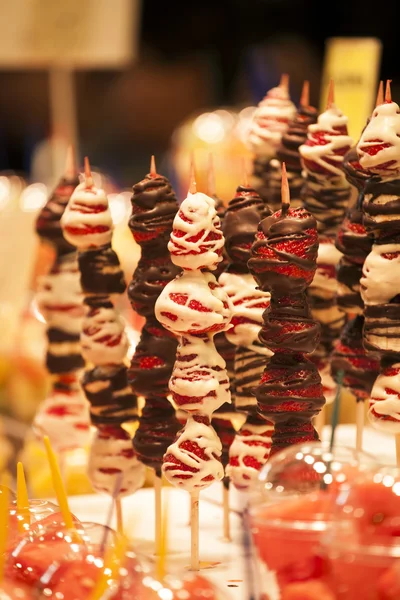 Chocolate dipped strawberries at dessert bar — Stock Photo, Image