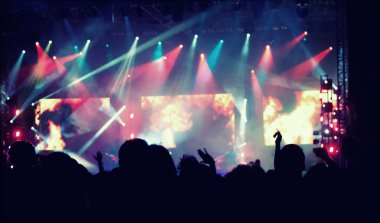 Sahne ışıklarının önünde tezahürat yapan kalabalık