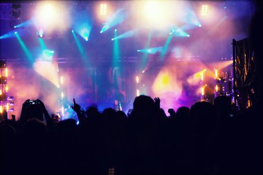 Sahne ışıklarının önünde tezahürat yapan kalabalık