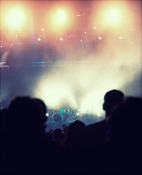 Cheering crowd in front of stage lights — Stock Photo, Image