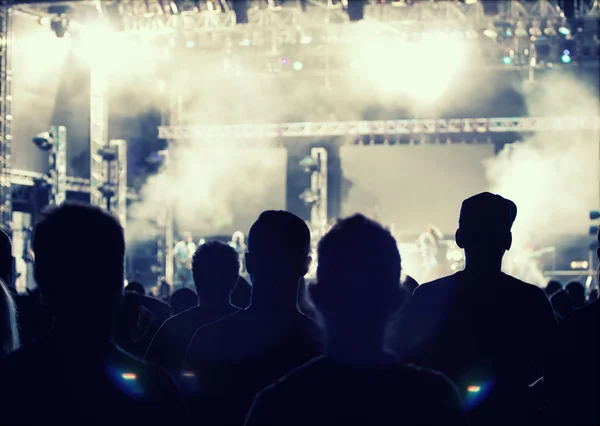 Juichen menigte in de voorkant van het podium lichten — Stockfoto