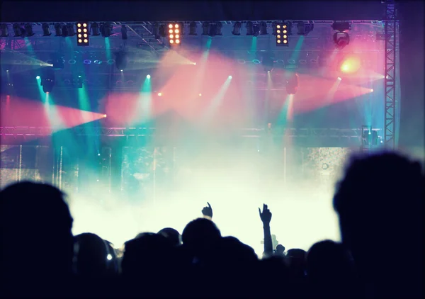 Sahne ışıklarının önünde tezahürat yapan kalabalık — Stok fotoğraf