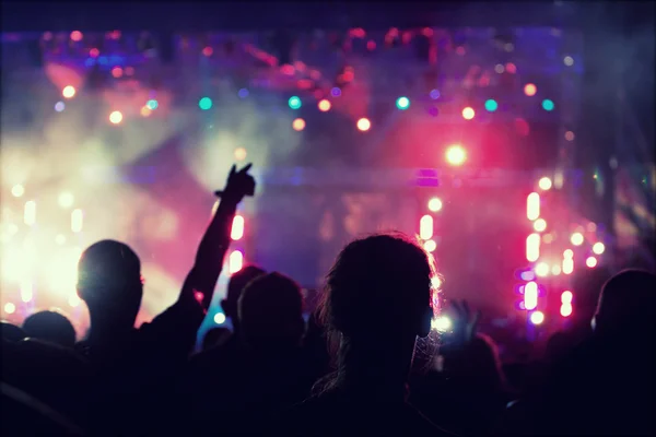 Animando a la multitud frente a las luces del escenario — Foto de Stock