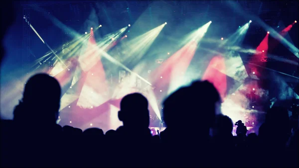 Torcendo multidão na frente das luzes do palco — Fotografia de Stock