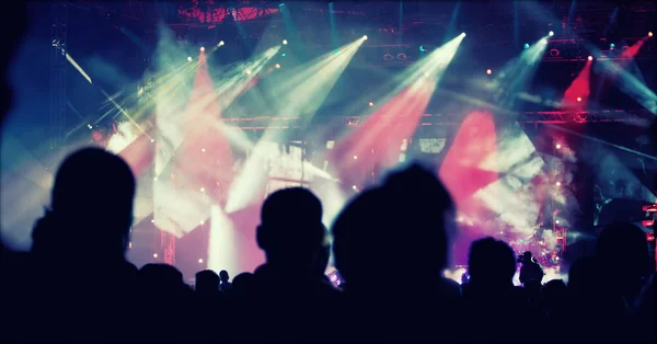 Juichen menigte in de voorkant van het podium lichten — Stockfoto