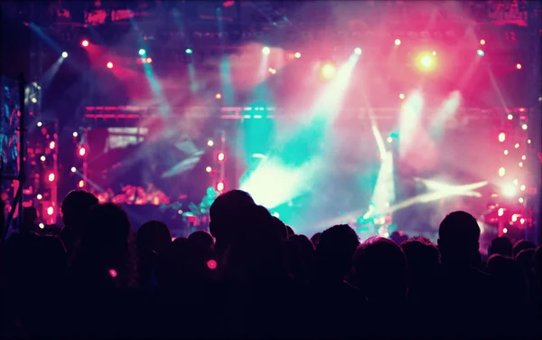 Torcendo multidão na frente das luzes do palco — Fotografia de Stock