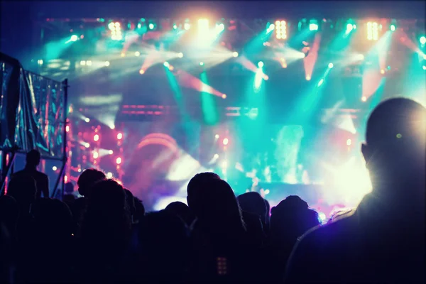 Torcendo multidão na frente das luzes do palco — Fotografia de Stock