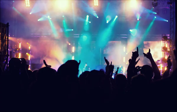 Animando a la multitud frente a las luces del escenario — Foto de Stock